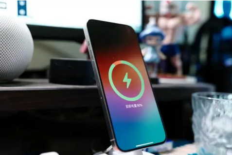 西岗苹果15换屏服务分享用什么充电器给iPhone15充电更好 